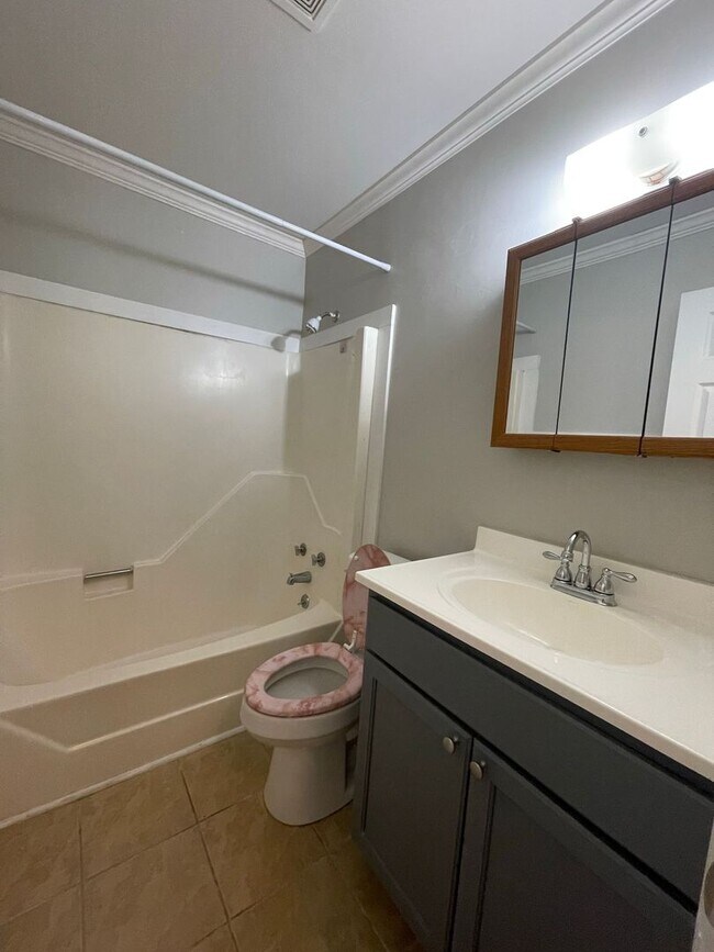 Building Photo - 2 bedroom, 1 bath Duplex
