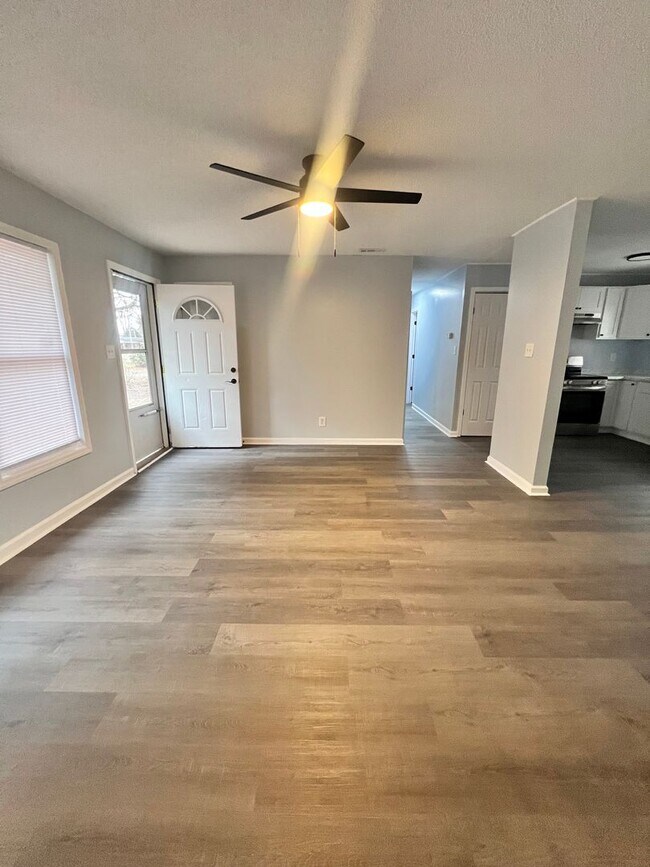 Building Photo - Charming Single-Family Home with Fenced in Backyard!