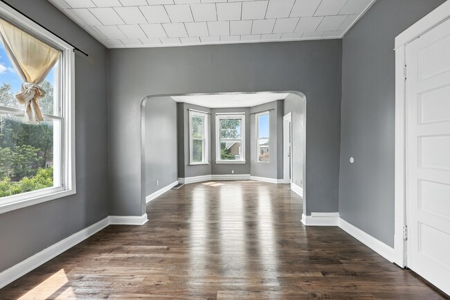 Building Photo - 1227 Clarence Ave