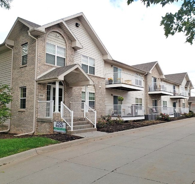 Building Photo - Square 131 - 4860 - 5 Plex