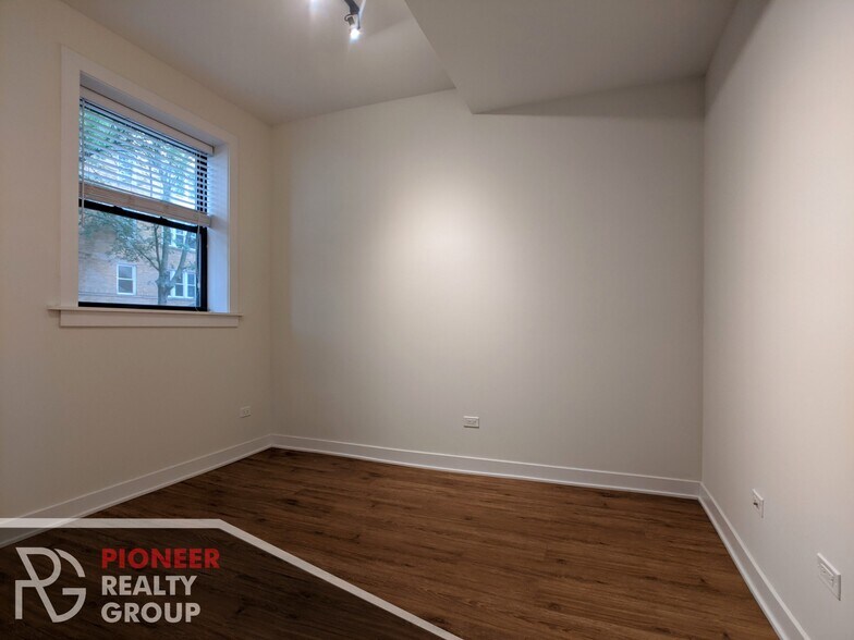 Building Photo - 2207 W Eastwood Ave