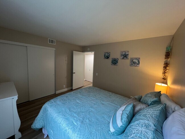 Building Photo - Two bedroom condo on the beach