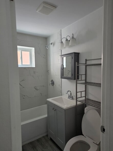 Building Photo - 14605 Des Plaines St