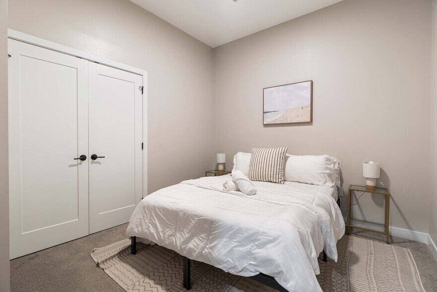 Building Photo - 205 W 4th St