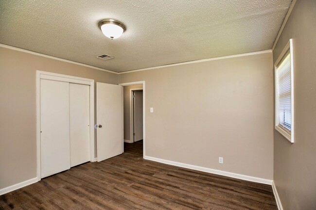 Building Photo - ** 3 bed 2 bath located in Dalraida **Call (334-366-9198 to schedule a self tour)  $500 move-in i...