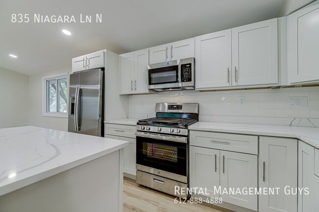 Building Photo - Stunning 4 Bedroom Home! Wayzata School District!