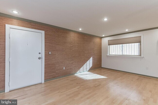 Building Photo - Modern 2-Bedroom Apartment with In-Unit La...