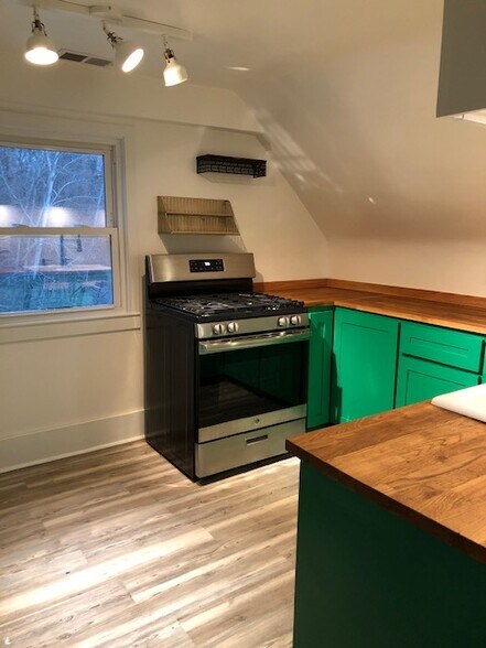 Kitchen - 662 Lamberton St NE