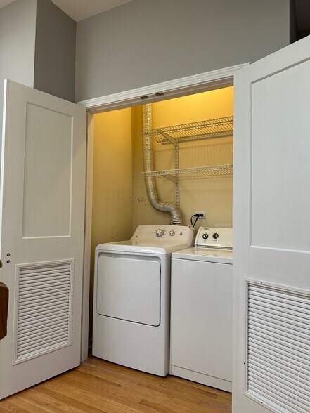 Full Size In-Unit Laundry - 724 N Willard Ct