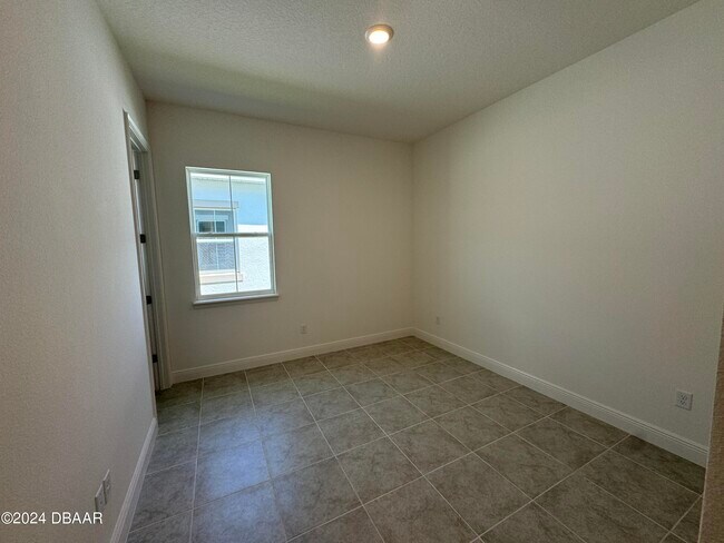 Building Photo - 2005 Divot Dr