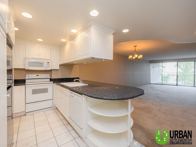 Building Photo - Spacious 2 Bedroom, 2 Bath Condo with Mode...