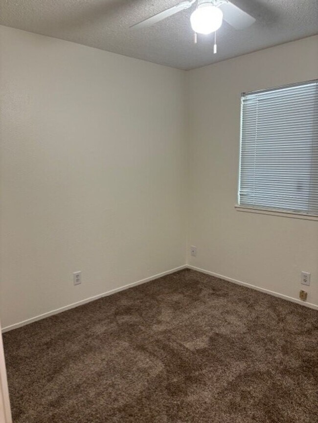 Building Photo - 1412 N Cherry St