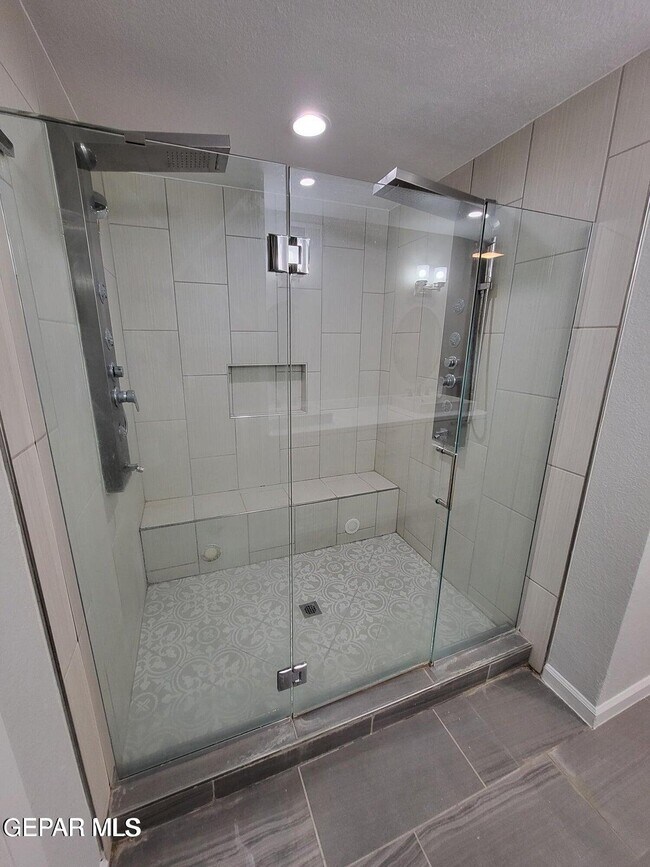 Building Photo - 408 Hollydale Dr