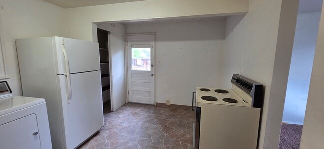 Building Photo - 250 Cribbon Ave