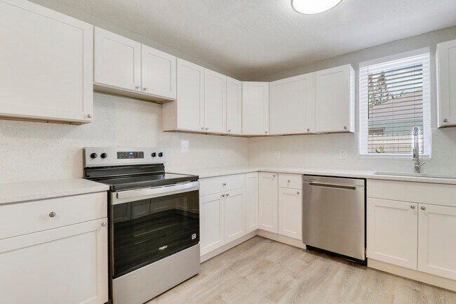 Building Photo - 711 4th Ave S