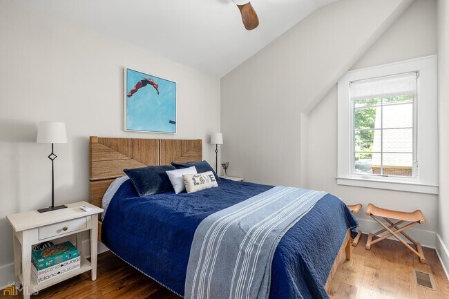 Building Photo - 3312 W Shadowlawn Ave NE