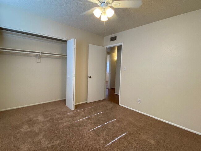 Building Photo - Tempe 4 Bed 2 Bath Includes Pool & Landscaping - Great Location