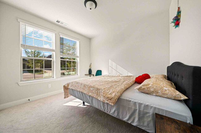 Building Photo - 1529 Woodford Pl