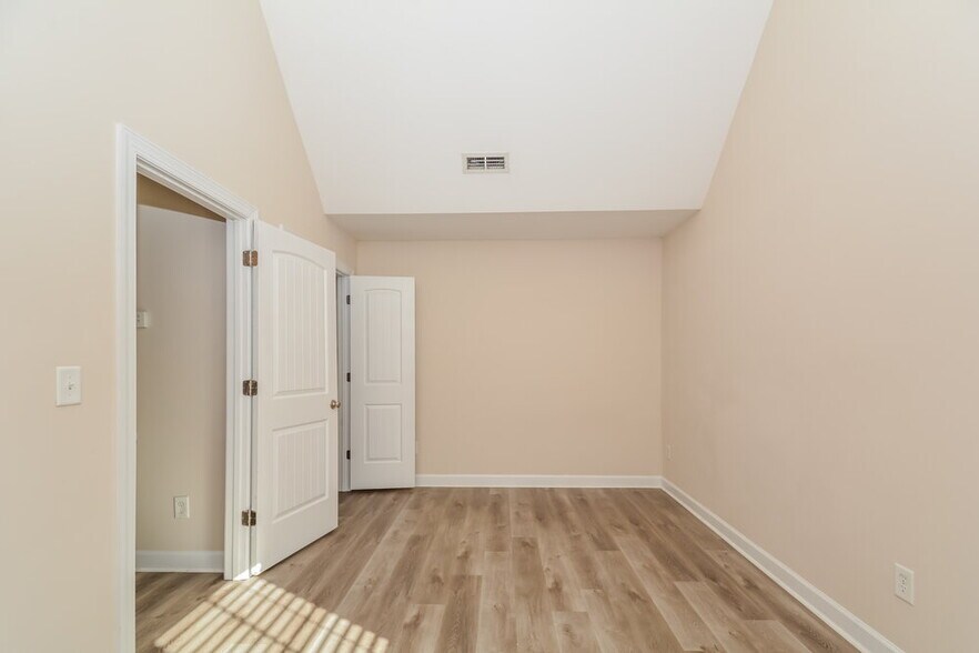 Building Photo - 805 New Charleston Dr