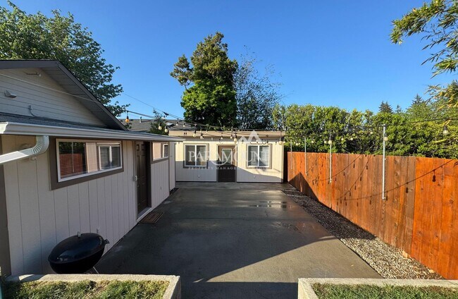 Building Photo - Stunning 3-bedroom, 1-bath home with a water view and fantastic amenities!