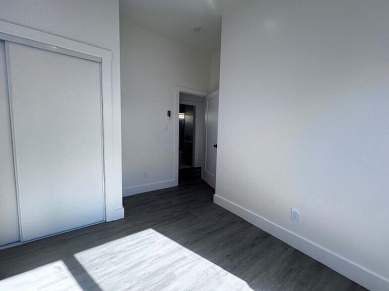 Building Photo - 724 37th St