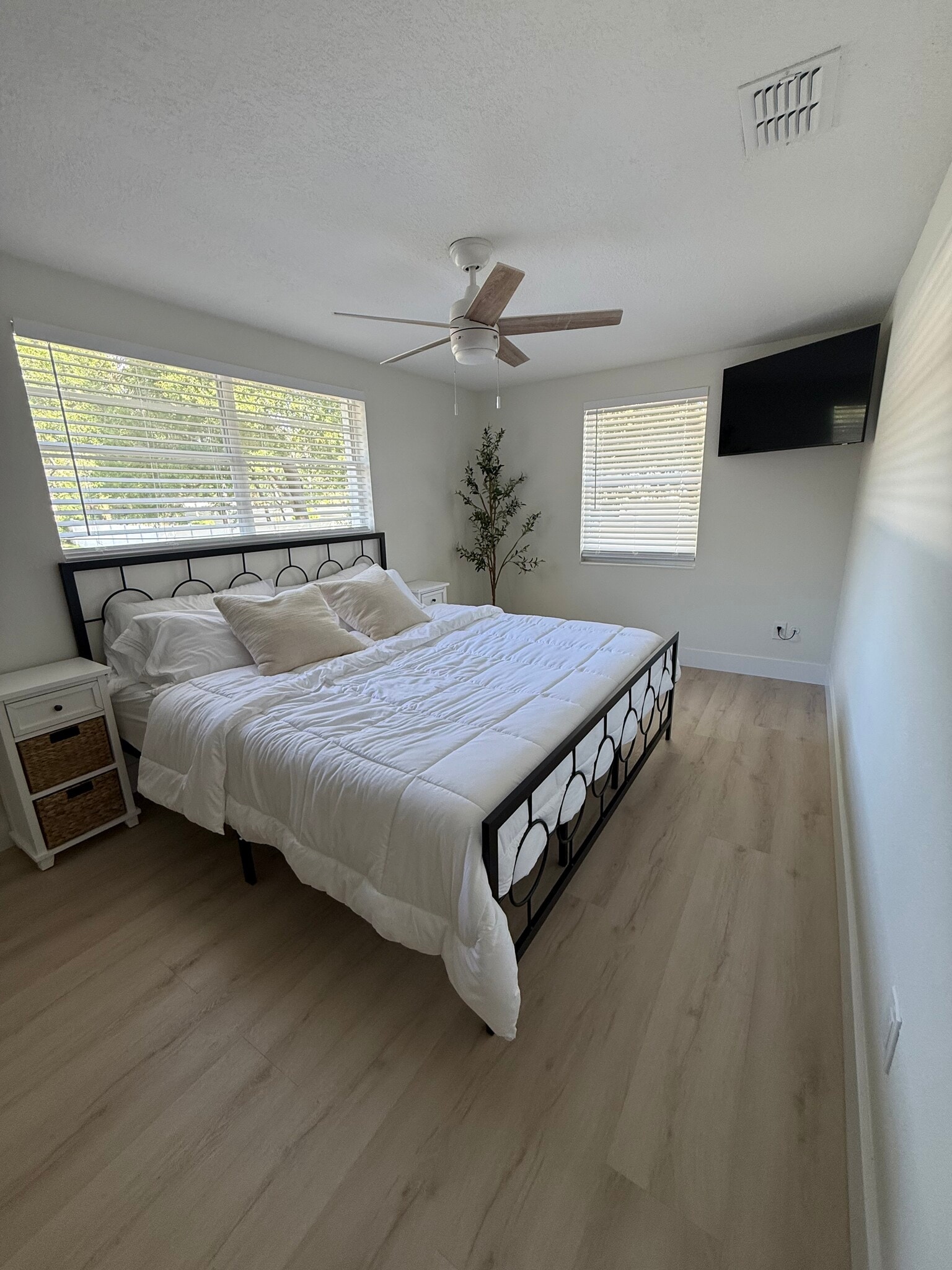 Building Photo - 8114 N Newport Ave