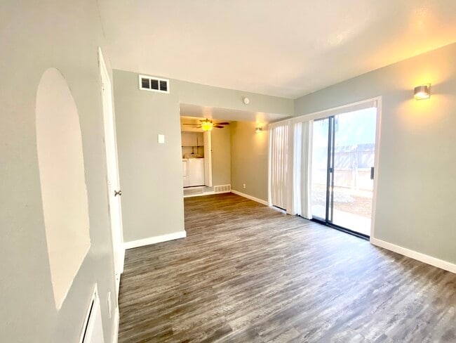 Building Photo - Washer/Dryer in Unit! Remodeled Townhome i...