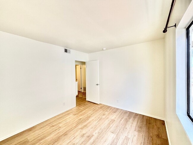 Building Photo - Oxnard | Welcome to the Pearl of Oxnard Du...