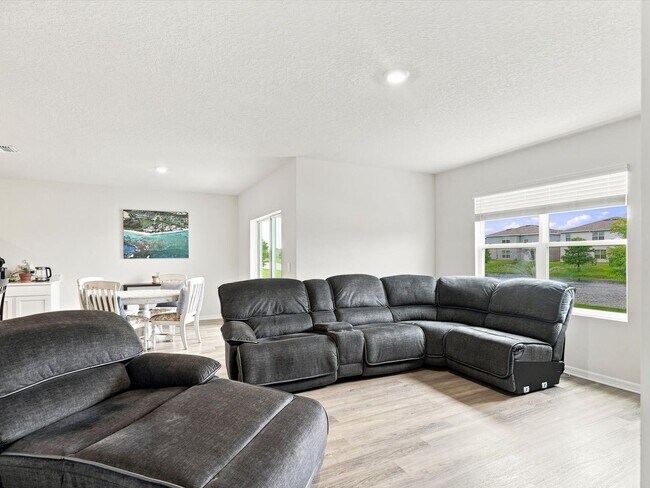 Building Photo - Unfurnished Annual Rental