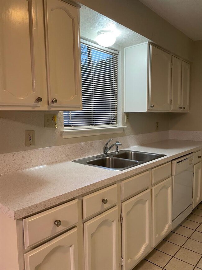 Building Photo - 9100 Wildridge Dr