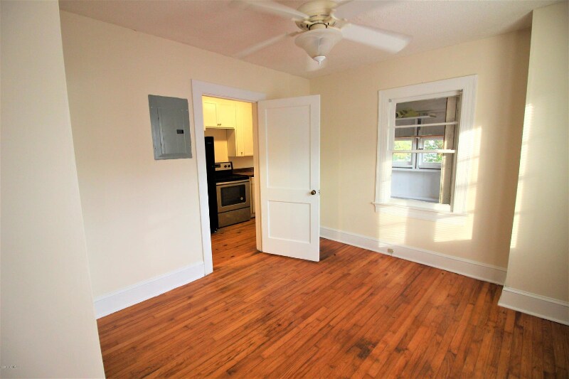 Building Photo - 505 S Oak St