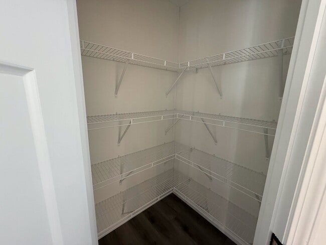 Building Photo - Spacious Pet-Friendly 3BR Home in Secure Belleville Neighborhood – Only $950/Month!