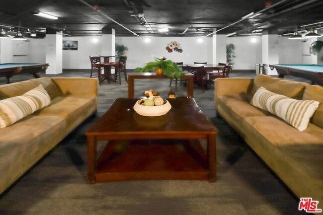 Building Photo - 10982 Roebling Ave