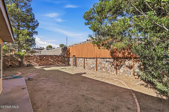 Building Photo - 604 La Chapa Ave