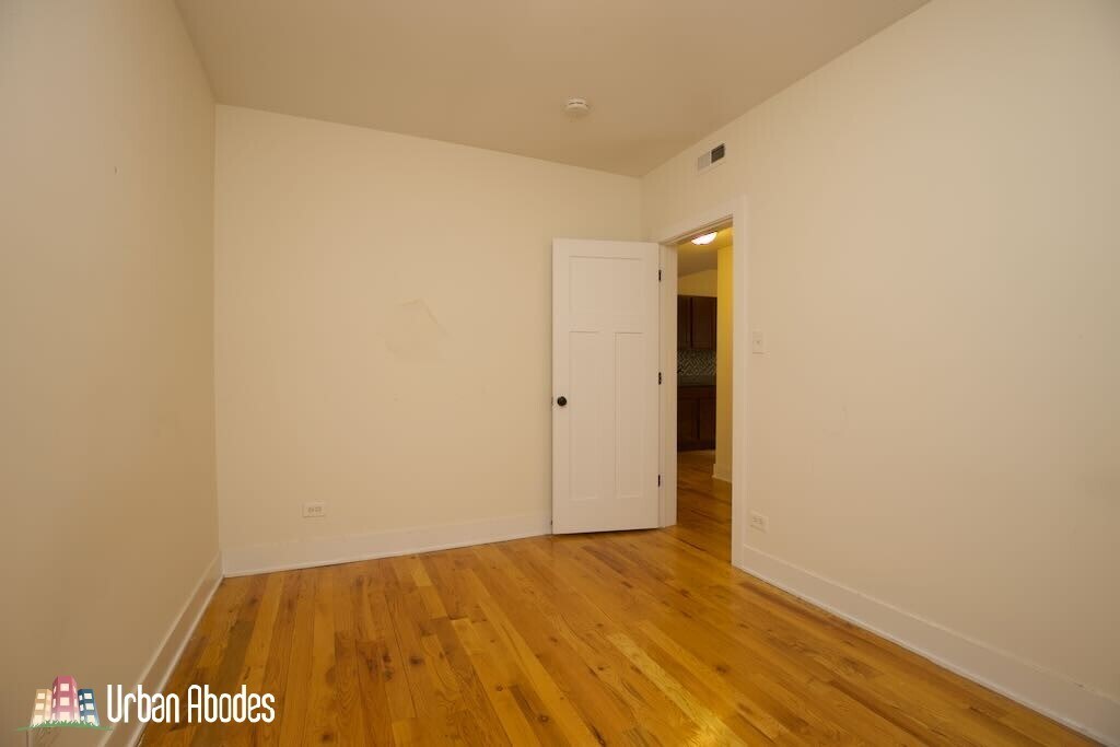 Building Photo - 1446 W Byron St