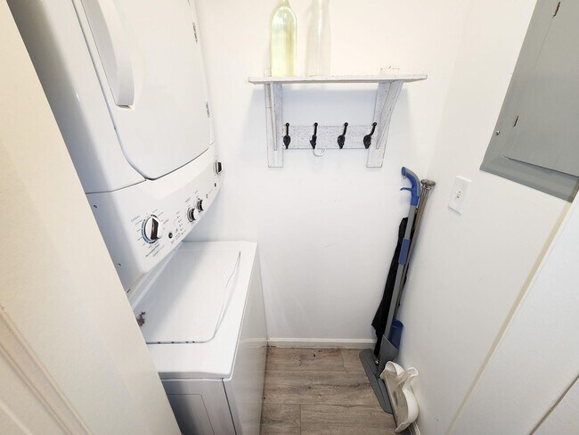 Building Photo - 3900 Woodchase Dr