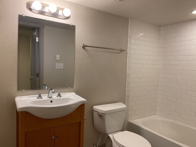 Building Photo - STUDENTS WELCOME! Charming 3 Bed 2 Bath Single Family Home in Old Town