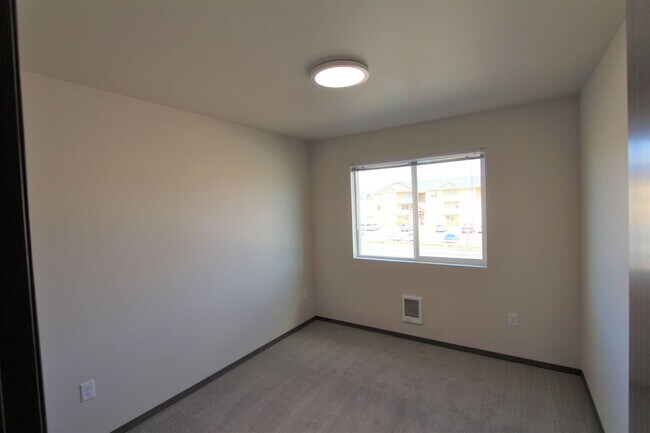 Building Photo - Modern design 3 bed, 2.5 bath duplex