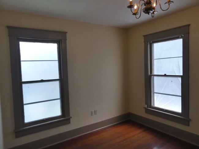 Building Photo - 3 Bedroom House Downtown & Walking Distance to Columbia College