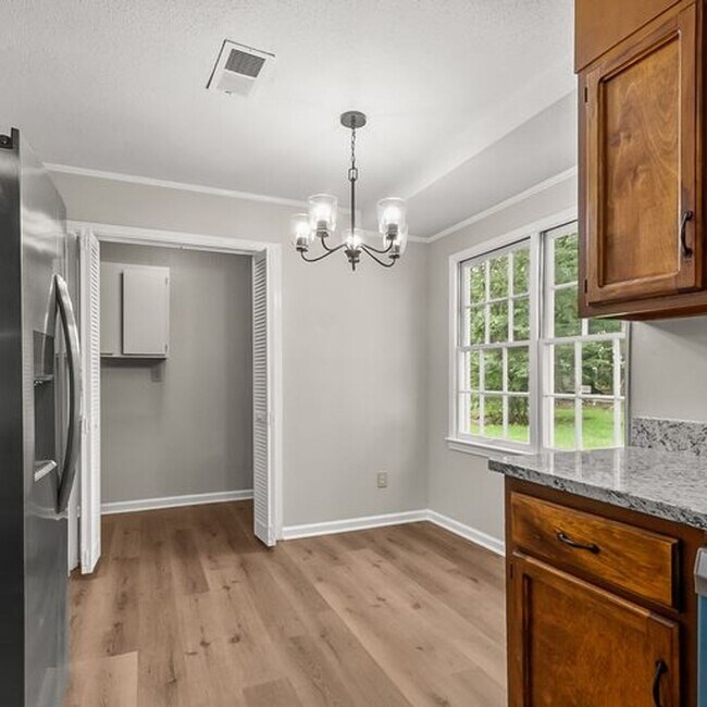 Building Photo - Beautiful 3 Bed 2 Bath Home! Available Fall 2026!
