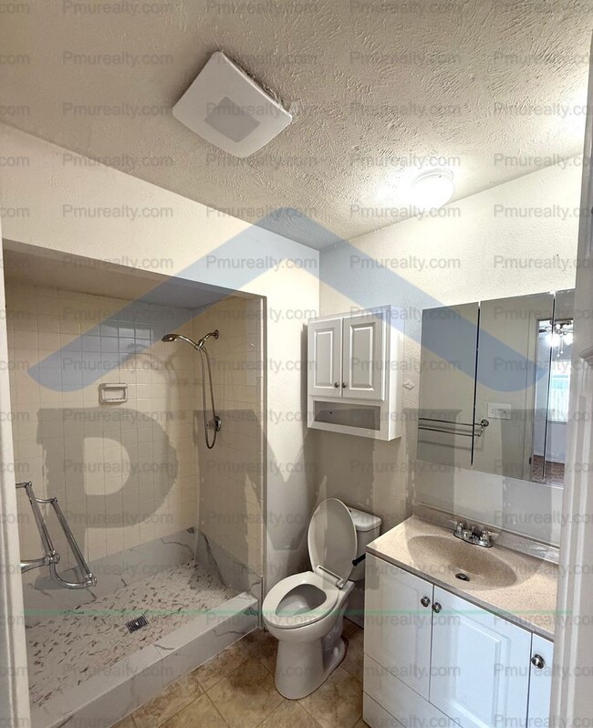 Building Photo - AVAILABLE NOW!!! Lovely 3/2/2 home in Gran...