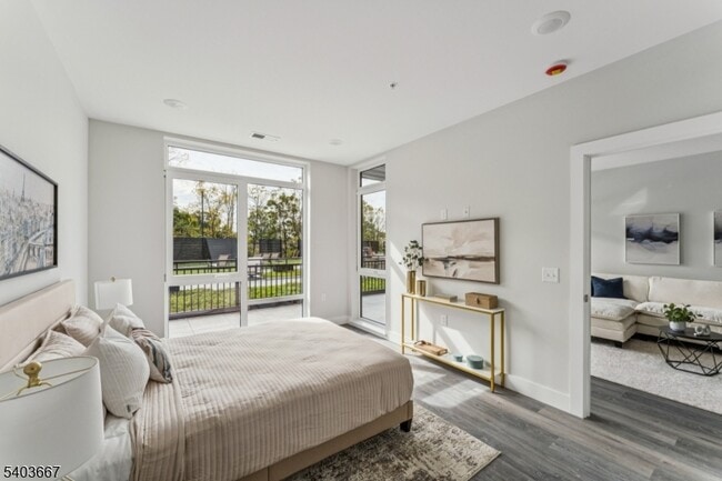 Building Photo - 140 W Webster Ave