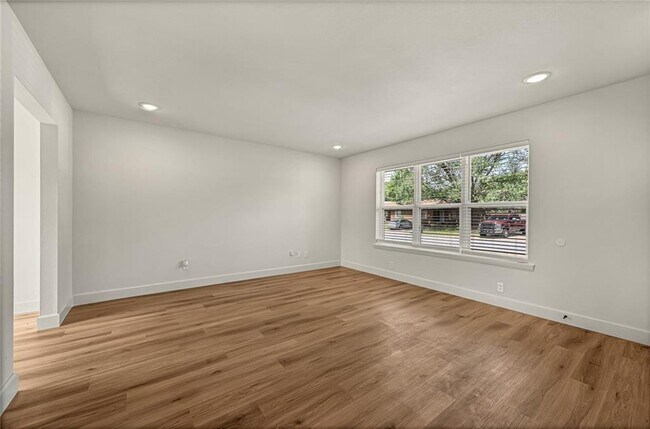 Building Photo - 117 E Adobe St