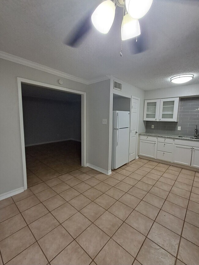 Building Photo - 714 Coolwood Dr