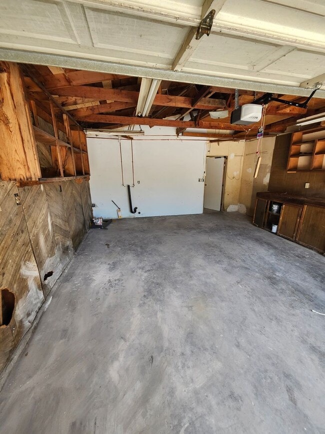 Building Photo - Newly Renovated! Spacious 4-Bed, 2-Bath Ho...
