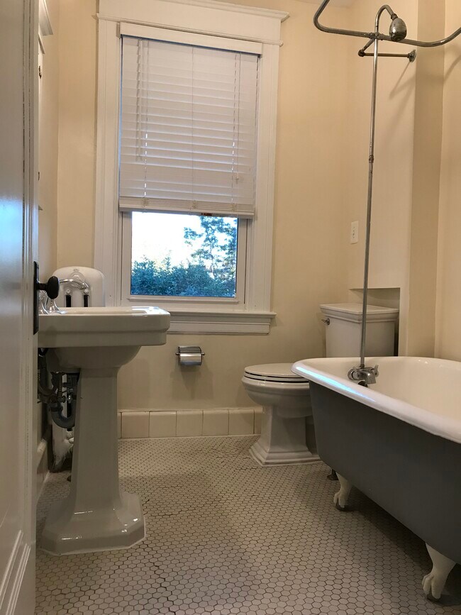 Building Photo - 1816 A St SE