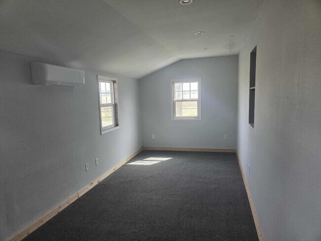 Building Photo - Charming Farm House!