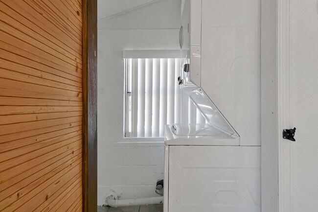 Building Photo - Prime Haines City Location | Move-In Ready 2BD/1BA Minutes from Hwy 27 | Section 8 Welcome