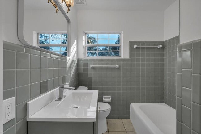 Building Photo - 833 Pinedale Ave