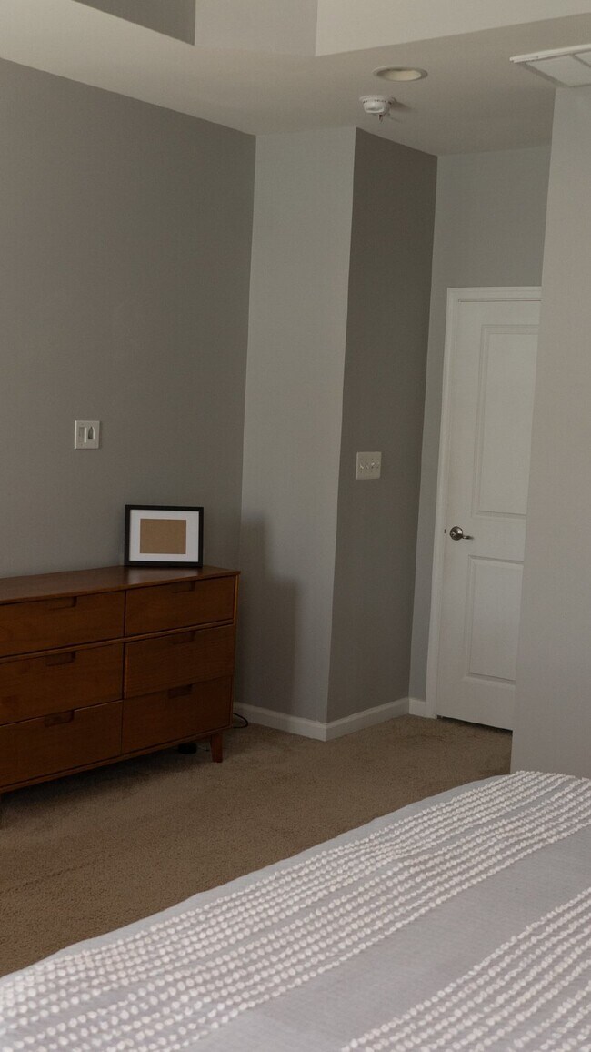 Building Photo - Modern 3 Level Townhome with 2 Car Garage